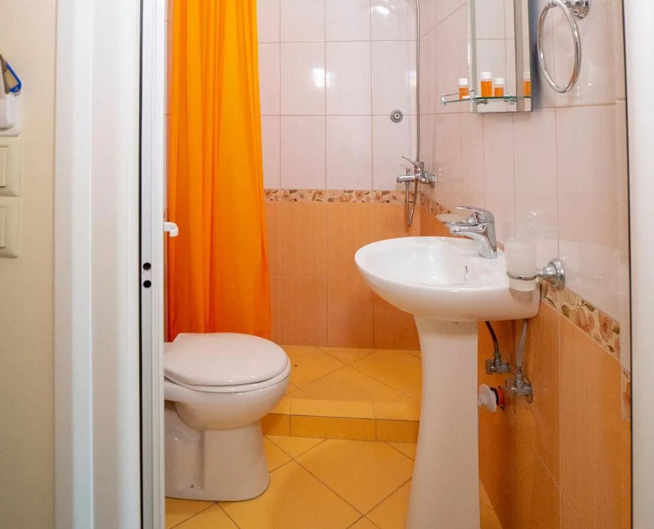 Bodini'S Rooms Himare Albania
